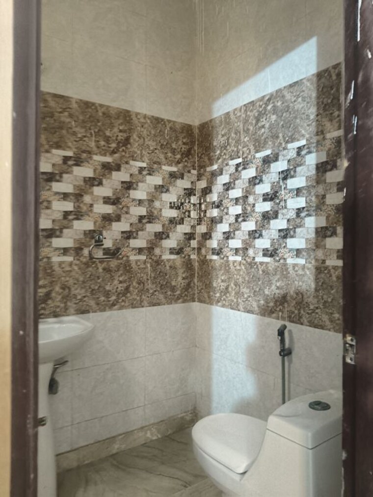 Bathroom, green fields colony 4 Bedroom 2250 Sq.Ft. Builder Floor In Green Fields Colony Faridabad 9894262