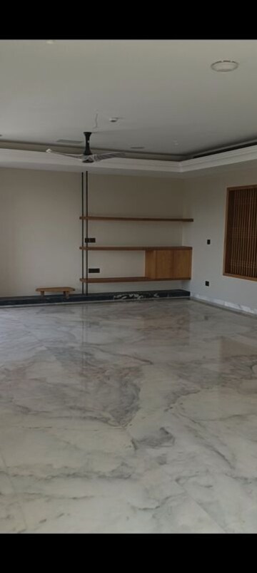 Room in 4 BHK Apartment at Prestige Hermitage, Halasuru – for Rent