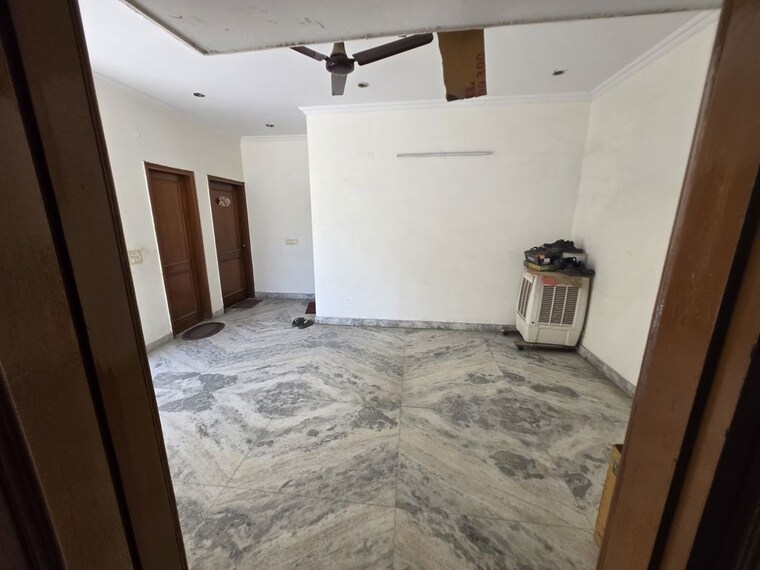 Bedroom, sector 14 6+ Bedroom 250 Sq.Yd. Independent House In Sector 14 Gurgaon 9955005