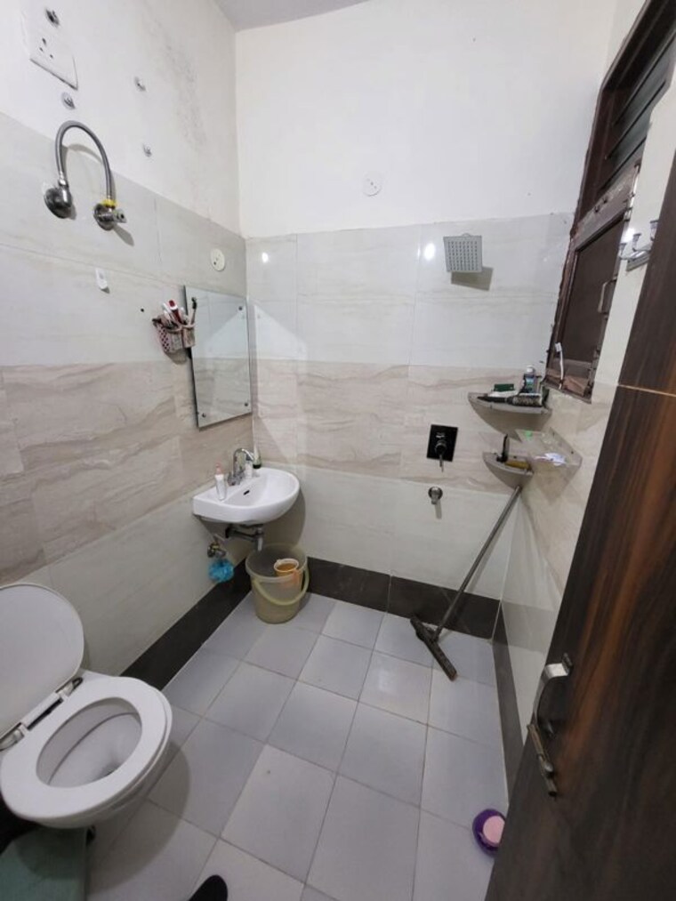 Bathroom, pir machalla 1 Bedroom 650 Sq.Ft. Apartment In Pir Machalla Zirakpur 9955045