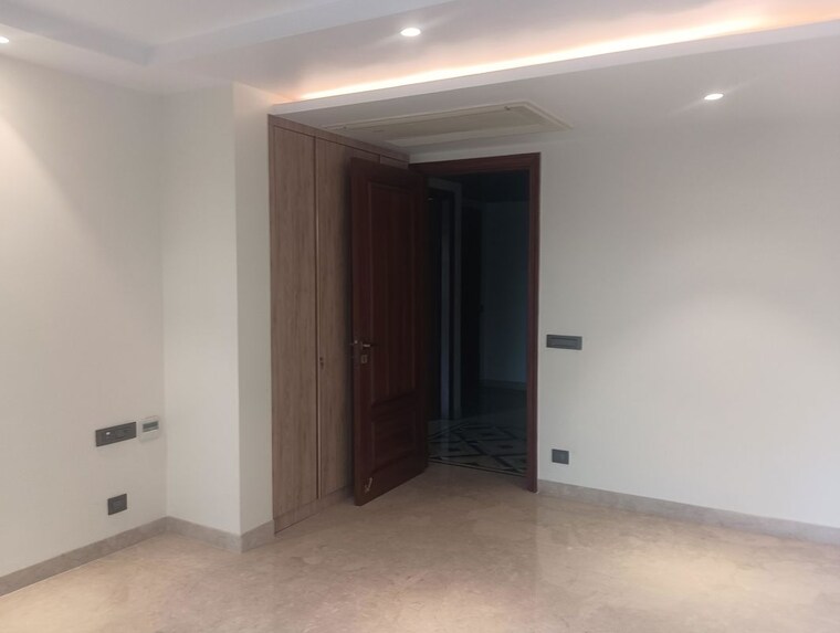 Room, lavish-apartment 3 Bedroom 3300 Sq.Ft. Builder Floor In Malcha Marg Delhi 9954839