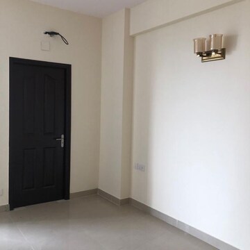 Room in 3.5 BHK Apartment at Sunworld Vanalika, Sector 107 – for Rent