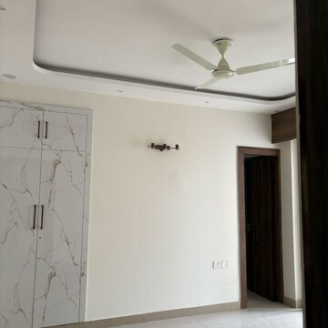 Room in 4 BHK Apartment at Sunworld Vanalika, Sector 107 – for Rent