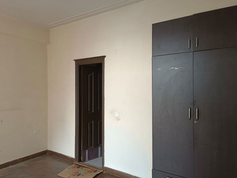 Room, sector 19 6 Bedroom 225 Sq.Mt. Independent House In Sector 19 Noida 9955167
