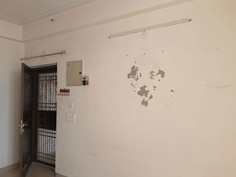 Room, sector 19 6 Bedroom 225 Sq.Mt. Independent House In Sector 19 Noida 9955167