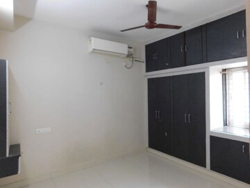 Room in 2 BHK Builder Floor at Kondapur – for Rent
