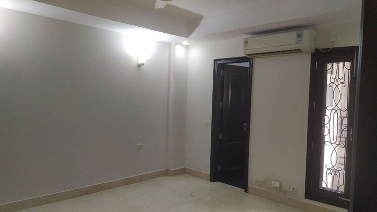 Room, greater kailash ii 4 Bedroom 300 Sq.Yd. Builder Floor In Greater Kailash ii Delhi 9955447