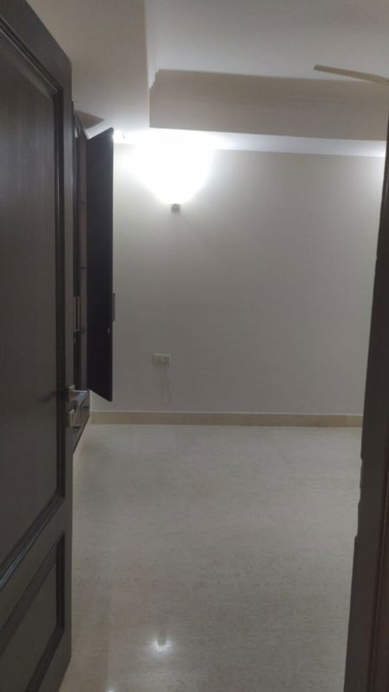 Room, greater kailash ii 4 Bedroom 300 Sq.Yd. Builder Floor In Greater Kailash ii Delhi 9955447
