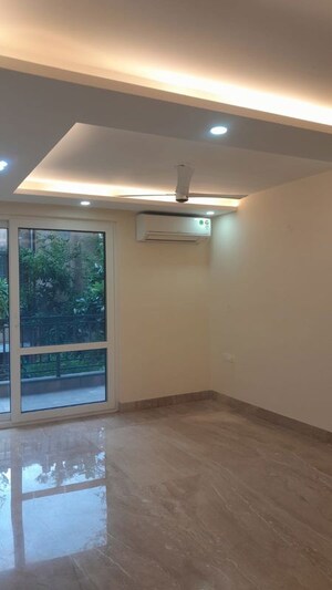 Room in 4 BHK Builder Floor at Unitech South City II, Sector 50 – for Rent