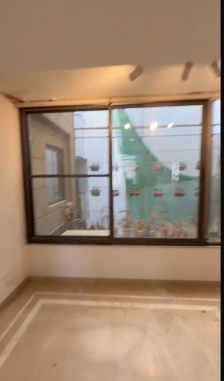 Room, greater kailash ii 4 Bedroom 400 Sq.Yd. Builder Floor In Greater Kailash ii Delhi 9955691