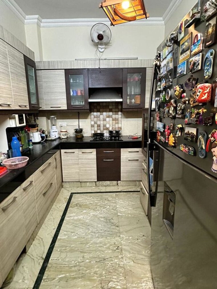  Parking, lajpat nagar iii 3 Bedroom 200 Sq.Ft. Builder Floor In Lajpat Nagar Iii Delhi 9955726