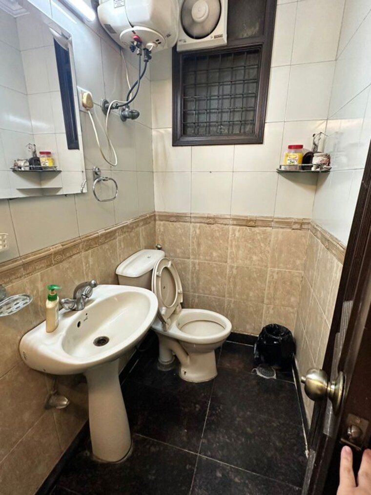Bathroom, lajpat nagar iii 3 Bedroom 200 Sq.Ft. Builder Floor In Lajpat Nagar Iii Delhi 9955726