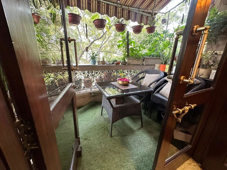 Balcony, lajpat nagar iii 3 Bedroom 200 Sq.Ft. Builder Floor In Lajpat Nagar Iii Delhi 9955726