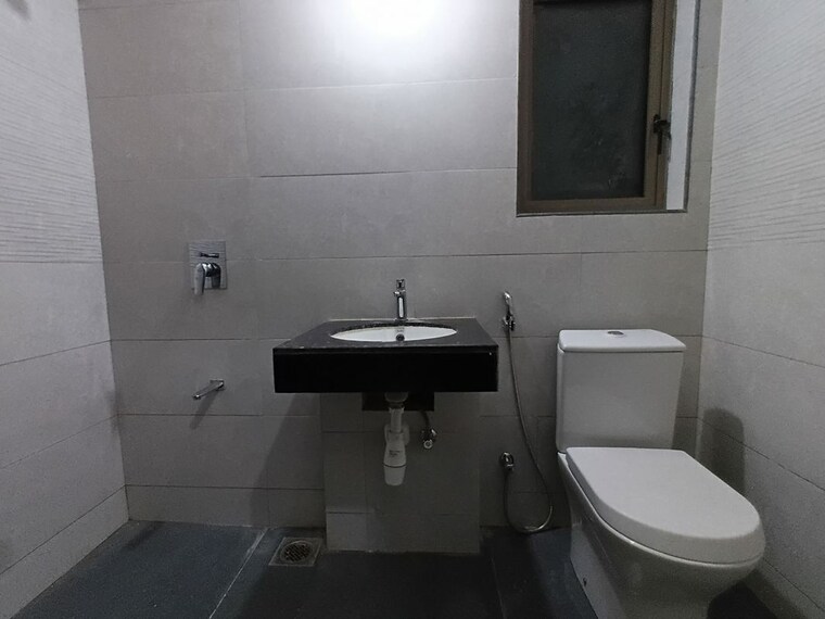 Bathroom, kalpataru-paramount 2 Bedroom 711 Sq.Ft. Apartment In Kapur Bawdi Thane 9955807