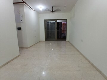 Room in 2 BHK Apartment at Kalpataru Paramount, Kapur Bawdi – for Rent