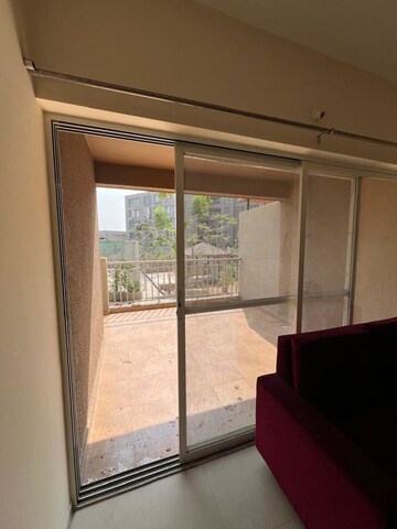 Room in 2 BHK Apartment at Mantra 29 Gold Coast, Tingre Nagar – for Rent