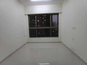Room in 2 BHK Apartment at Kalpataru Paramount, Kapur Bawdi – for Rent