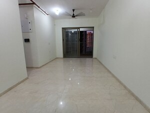 Room in 2 BHK Apartment at Kalpataru Paramount, Kapur Bawdi – for Rent