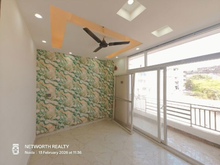 Bedroom, sector 73 3 Bedroom 1500 Sq.Ft. Builder Floor In Sector 73 Noida 9955844