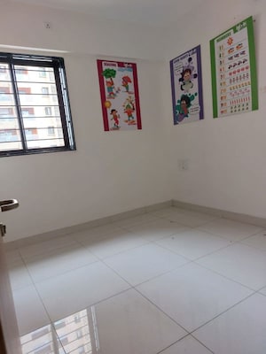 Room in 2.5 BHK Apartment at Nanded Kalashree, State Bank Nagar – for Rent