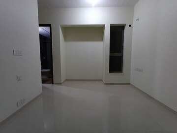 Room in 2 BHK Apartment at Kalpataru Paramount, Kapur Bawdi – for Rent