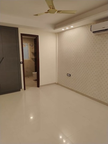 Room in 4 BHK Apartment at Aradhya Homes, Sector 67a – for Rent