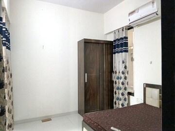 Room in 3.5 BHK Apartment at Kavisha Pebble Bay, Chandkheda – for Rent