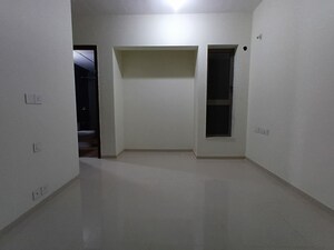 Room in 2 BHK Apartment at Kalpataru Paramount E, Kapur Bawdi – for Rent