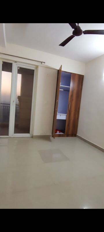 Room in 3 BHK Apartment at Ansal Highland Park, Sector 103 – for Rent