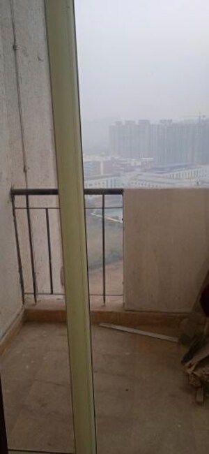 Room in 3 BHK Apartment at Panchsheel Greens II, Sector 16 Greater Noida – for Rent