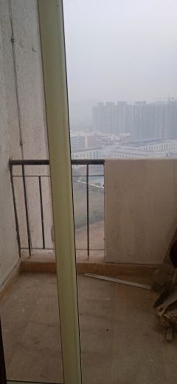 Room in 3 BHK Apartment at Panchsheel Greens II, Sector 16 Greater Noida – for Rent