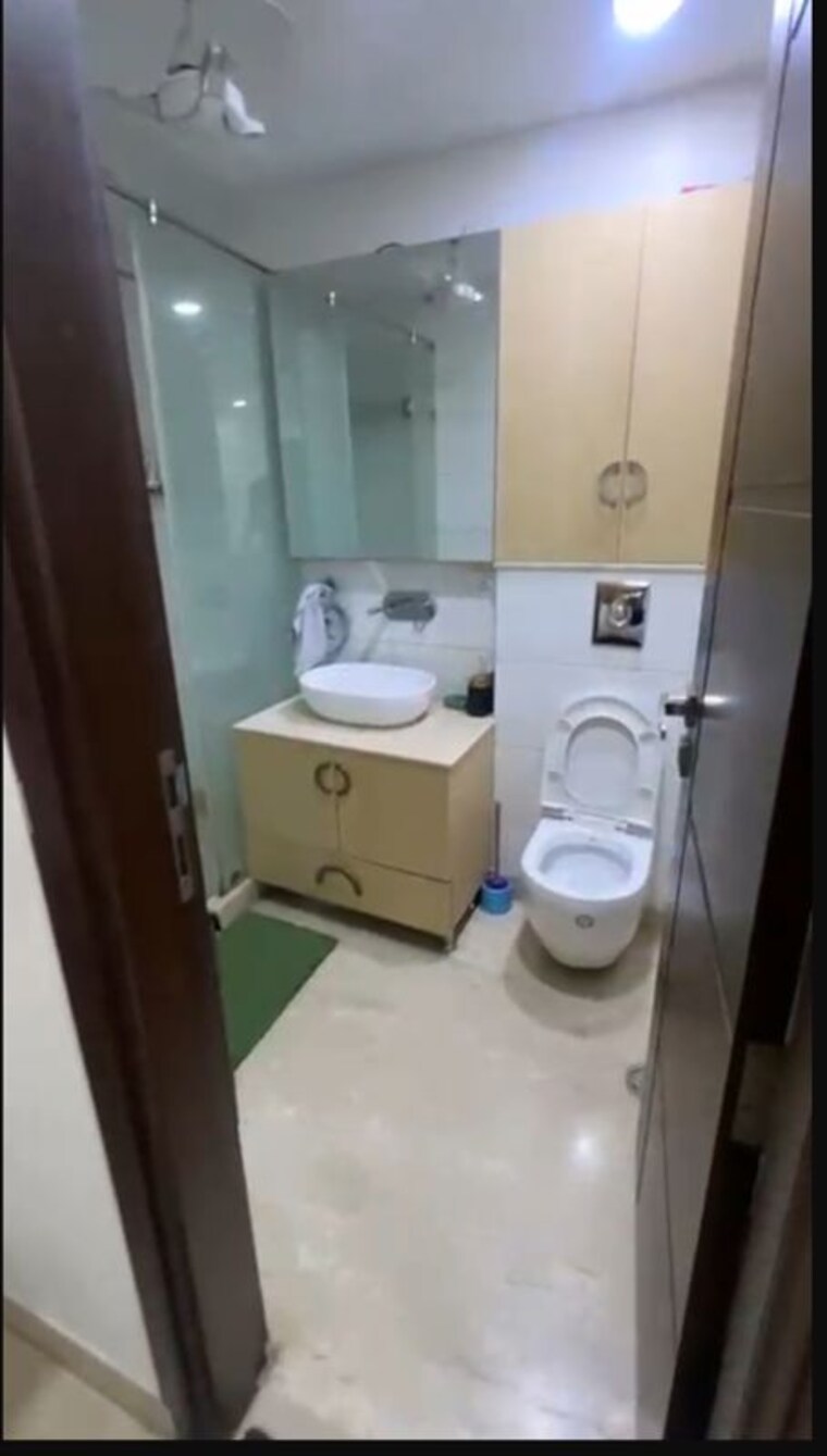 Bathroom, greater kailash ii 3 Bedroom 250 Sq.Yd. Builder Floor In Greater Kailash ii Delhi 9956132