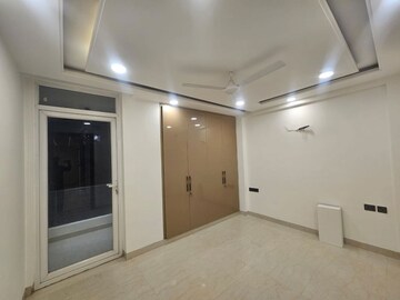 Room in 3 BHK Builder Floor at Sector 55 – for Rent