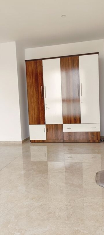 Room in 3 BHK Apartment at Hiranandani Arlington, Ghodbunder Road – for Sale