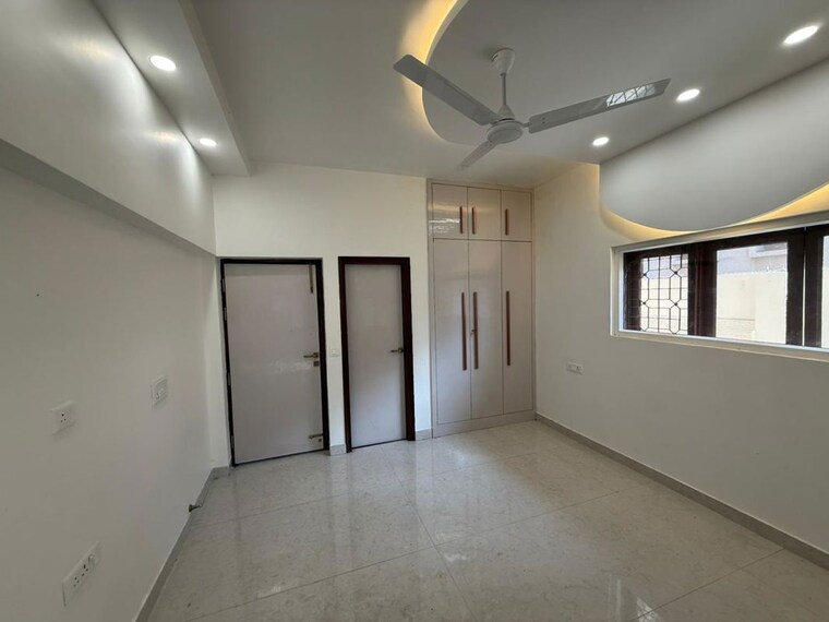 Room, kalkaji 3 Bedroom 300 Sq.Yd. Builder Floor In Kalkaji Delhi 9956182