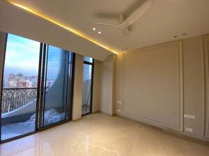 Room in 3 BHK Builder Floor at Safdarjung Enclave – for Rent