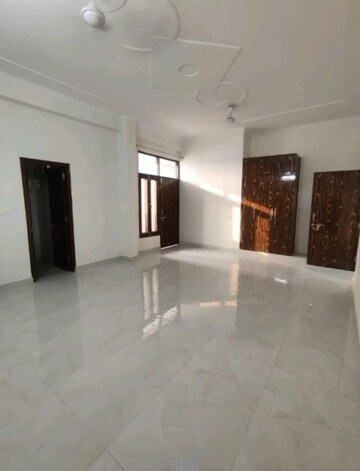 Room in 2 BHK Builder Floor at Vaishali Sector 5 – for Rent