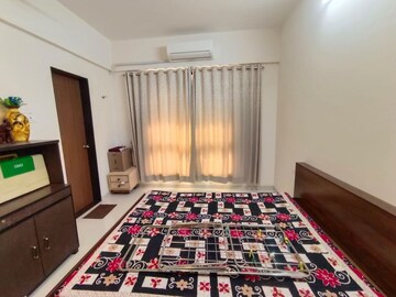 Bedroom in 2 BHK Apartment at Balmukund Apartment Chembur, Chembur – for Rent