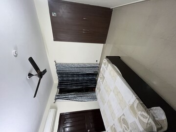 Room in 2.5 BHK Apartment at RG Luxury Homes, Sector 16b Greater Noida – for Rent