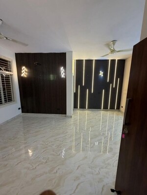 Room in 3 BHK Builder Floor at Unitech South City II, Sector 50 – for Rent