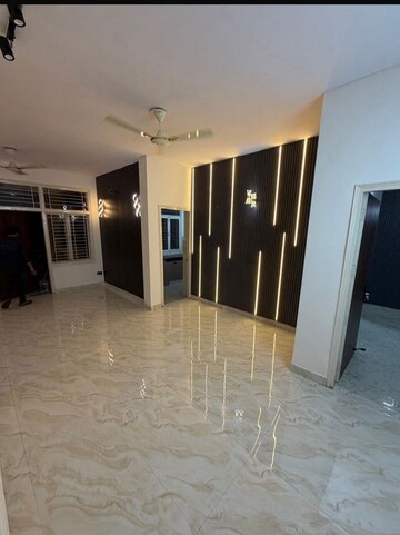 Room in 3 BHK Builder Floor at Unitech South City II, Sector 50 – for Rent