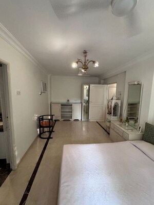 Room in 3 BHK Apartment at Bandra West – for Rent