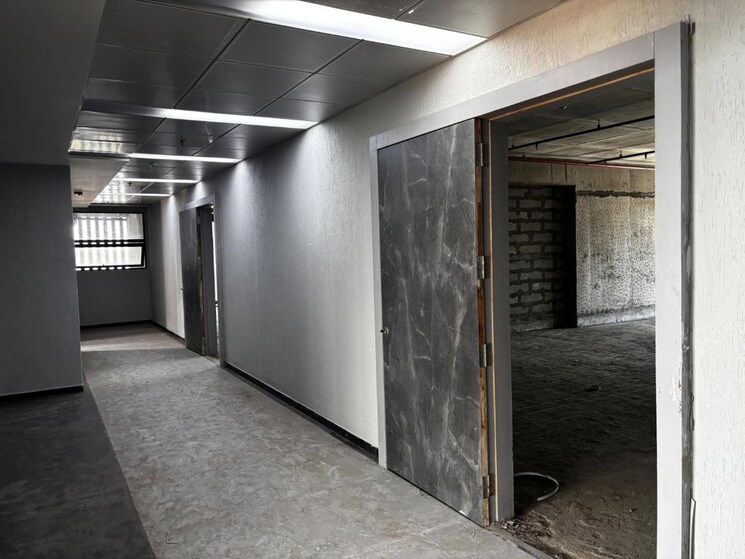 Room, squarefeet-centrum Commercial Office Space in IT/SEZ 4500 Sq.Ft. In Wagle Industrial Estate Thane 9956514