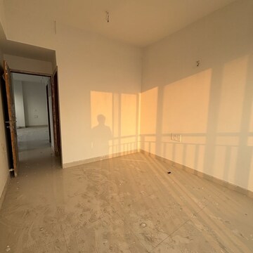 Room in 2 BHK Apartment at Malad East – for Rent