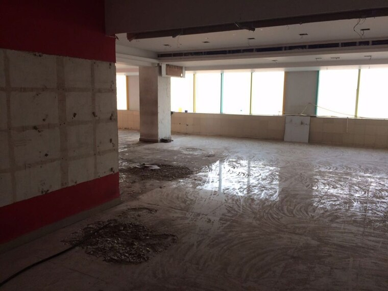 Room, trans-avenue Commercial Showroom 2147 Sq.Ft. In Andheri West Mumbai 9956504