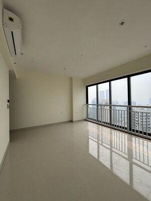 Room in 2 BHK Apartment at Malad East – for Rent