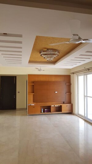 Room in 4 BHK Apartment at Prestige Misty Waters, Hebbal – for Rent