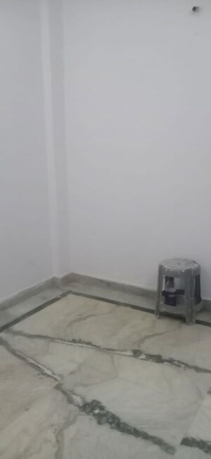 Furnished Amenities in 2 BHK Builder Floor at Laxmi Nagar – for Rent