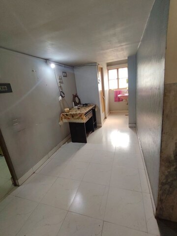 Room in  Warehouse at Sola Road – for Rent