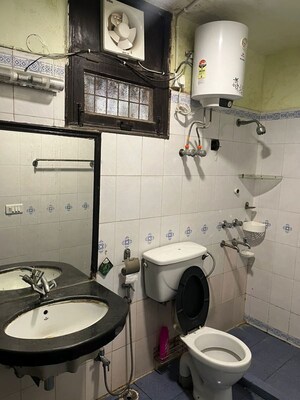 Master Bedroom in 3 BHK Builder Floor at Uppal Southend, Sector 49 – for Sale